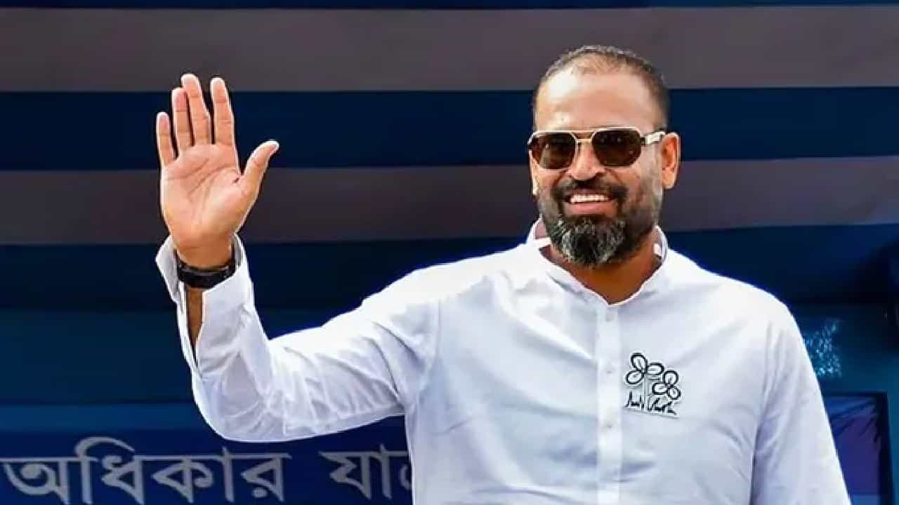 ಟೀಮ್ ಇಂಡಿಯಾದ ಮಾಜಿ ಆಟಗಾರ ಯೂಸುಫ್ ಪಠಾಣ್ (Yusuf Pathan) ರಾಜಕೀಯದಲ್ಲಿ ಹೊಸ ಇನಿಂಗ್ಸ್ ಆರಂಭಿಸಿದ್ದಾರೆ. ಪಶ್ಚಿಮ ಬಂಗಾಳದ ಬಹರಂಪುರ ಲೋಕಸಭಾ ಕ್ಷೇತ್ರದಿಂದ ತೃಣಮೂಲ ಕಾಂಗ್ರೆಸ್ನಿಂದ (ಟಿಎಂಸಿ) ಸ್ಪರ್ಧಿಸಿದ್ದ ಪಠಾಣ್ ಬರೋಬ್ಬರಿ 64,084 ಮತಗಳ ಅಂತರದಿಂದ ಗೆಲುವು ದಾಖಲಿಸಿದ್ದಾರೆ.