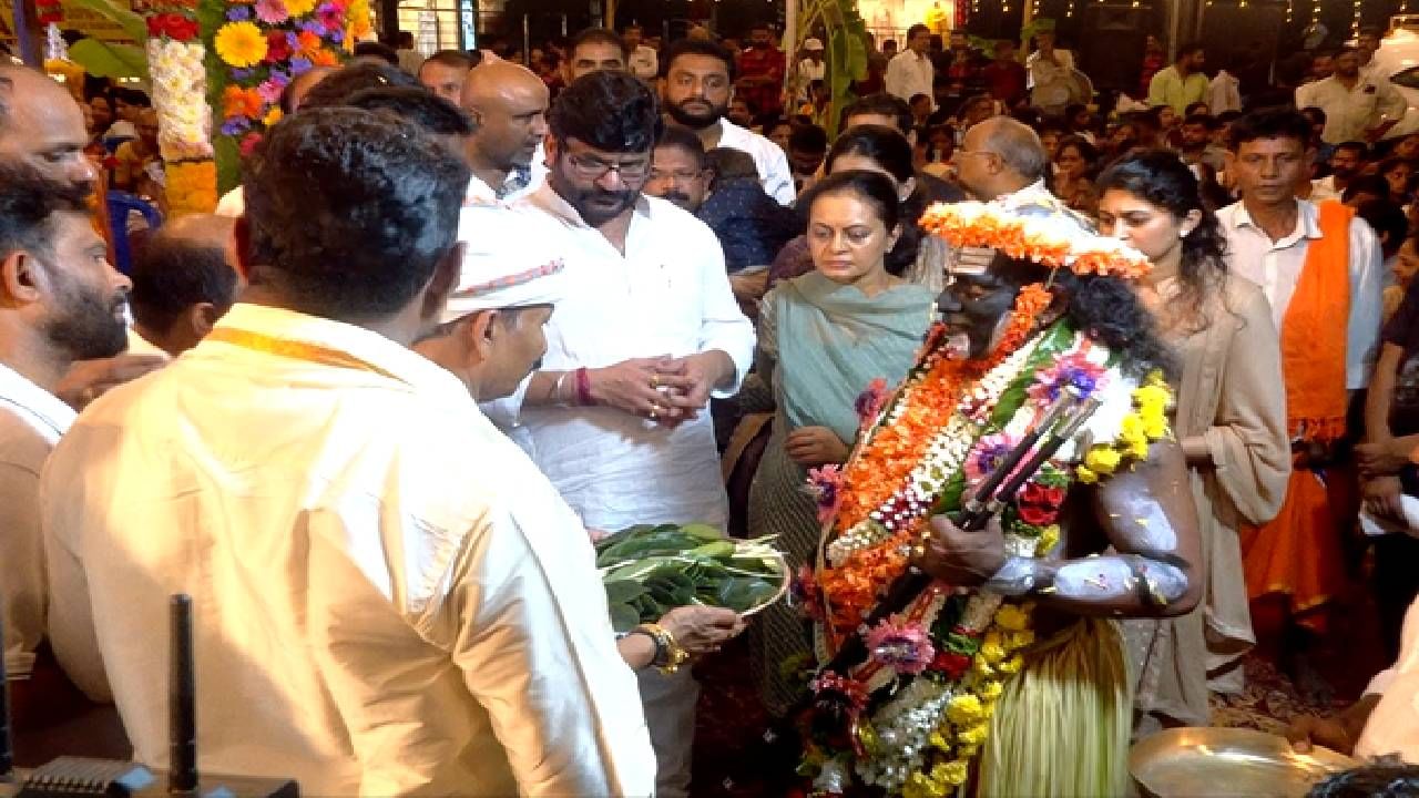 ಹೌದು, ಸಂಕಷ್ಟ ಪರಿಹಾರಕ್ಕಾಗಿ ಮಂಗಳೂರಿನ ತೊಕ್ಕೊಟ್ಟು ಜಂಕ್ಷನ್‌ನಲ್ಲಿರುವ ಕೊರಗಜ್ಜನ ಕಟ್ಟೆಯಲ್ಲಿ ಶಾಸಕ ವಿನಯ್​ ಕುಲಕರ್ಣಿ ಹಾಗೂ ಕುಟುಂಬಸ್ಥರು ಹರಕೆ ಕೋಲ ಸೇವೆ ಸಲ್ಲಿಸಿದ್ದಾರೆ. ಧಾರವಾಡ ಪ್ರವೇಶದ ವಿಚಾರದಲ್ಲಿ ಸಿಬಿಐ ಕೋರ್ಟ್​ನಲ್ಲಿ ಮುಂದಿನ 48 ದಿನಗಳಲ್ಲಿ ನಿರ್ಬಂಧ ತೆರವುಗೊಳ್ಳಲಿದೆ ಎಂದು ದೈವ ಕಾರ್ಣಿಕ ನುಡಿದಿದೆ. ಅಲ್ಲದೇ ಮುಂದಿನ ಮೂರು ವರ್ಷಗಳ ಕಾಲ ಭಾರೀ ಜಾಗೃತಿಯಿಂದ ಇರುವಂತೆ ಎಚ್ಚರಿಕೆ ಕೂಡ ನೀಡಿದೆ.