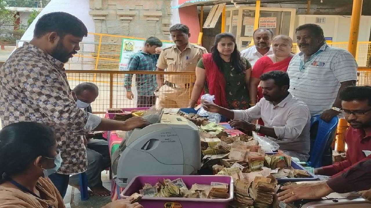 ಇನ್ನು ಪ್ರಸನ್ನ ವೆಂಕಟರಮಣ ಸ್ವಾಮಿ ದೇವಾಲಯ ತಮಿಳುನಾಡು ಗಡಿ ಭಾಗದಲ್ಲಿರುವುದರಿಂದ ಬೆಂಗಳೂರು ಸೇರಿದಂತೆ ತಮಿಳುನಾಡಿನಿಂದ ಕೂಡ ಸಾವಿರಾರು ಭಕ್ತರು ಸ್ವಾಮಿಯ ದರ್ಶನಕ್ಕೆ ಬರುತ್ತಾರೆ.