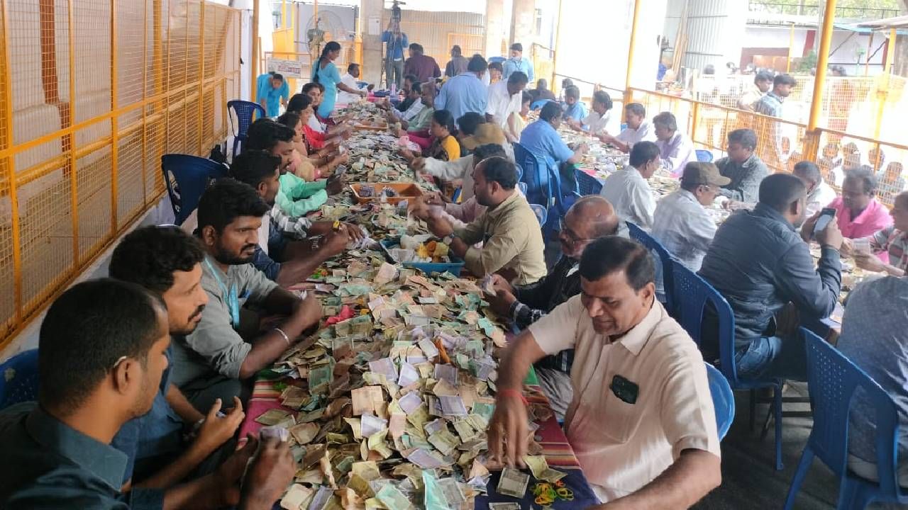 ಪ್ರತಿ ಮೂರು ತಿಂಗಳಿಗೊಮ್ಮೆ ಅನ್ನದಾನ ಹುಂಡಿ ಎಣಿಕೆ ಕಾರ್ಯ ನಡೆಯುತ್ತದೆ. ಅದರಂತೆ ಈ ಬಾರಿ ಹುಂಡಿಯಲ್ಲಿ 40 ಲಕ್ಷದ 19 ಸಾವಿರದ 599 ರೂಪಾಯಿ ನಗದು ಹಾಗೂ 24 ಗ್ರಾಂ ಚಿನ್ನ, 129 ಗ್ರಾಂ ಬೆಳ್ಳಿ ಸಂಗ್ರಹವಾಗಿದೆ.