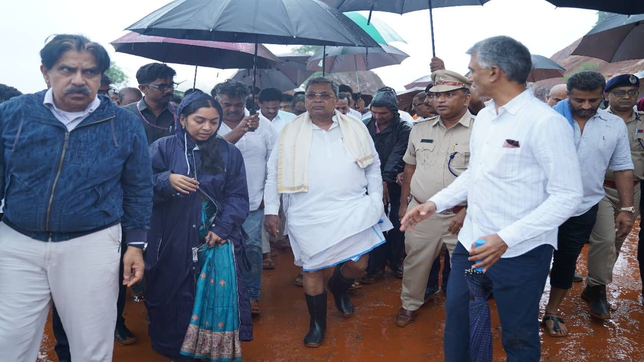 ಕಾರ್ಯಾಚರಣೆ ನಡೆಯುತ್ತಿರುವ ಜಾಗ ಮತ್ತು ಮಣ್ಣು ತುಂಬಿರುವ ರಸ್ತೆಯೂ ಕುಸಿಯುವ ಸಾಧ್ಯತೆಗಳ ಬಗ್ಗೆ ಮುಖ್ಯಮಂತ್ರಿಗಳು ಅಧಿಕಾರಿಗಳಿಂದ ಮಾಹಿತಿ ಪಡೆದು ಈ ಬಗ್ಗೆ ಹೆಚ್ಚು ಜಾಗರೂಕರಾಗಿರುವಂತೆ ಎಚ್ಚರಿಸಿದರು.
