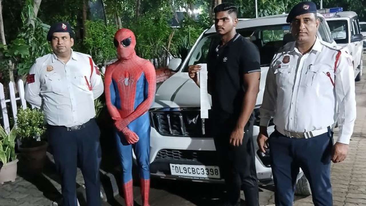 Viral Video: ಕಾರಿನ ಬಾನೆಟ್ ಮೇಲೆ ಕುಳಿತು ಸ್ಪೈಡರ್ ಮ್ಯಾನ್ ಸವಾರಿ; ಬಂಧಿಸಿ ಜೈಲಿಗಟ್ಟಿದ ಪೊಲೀಸರು