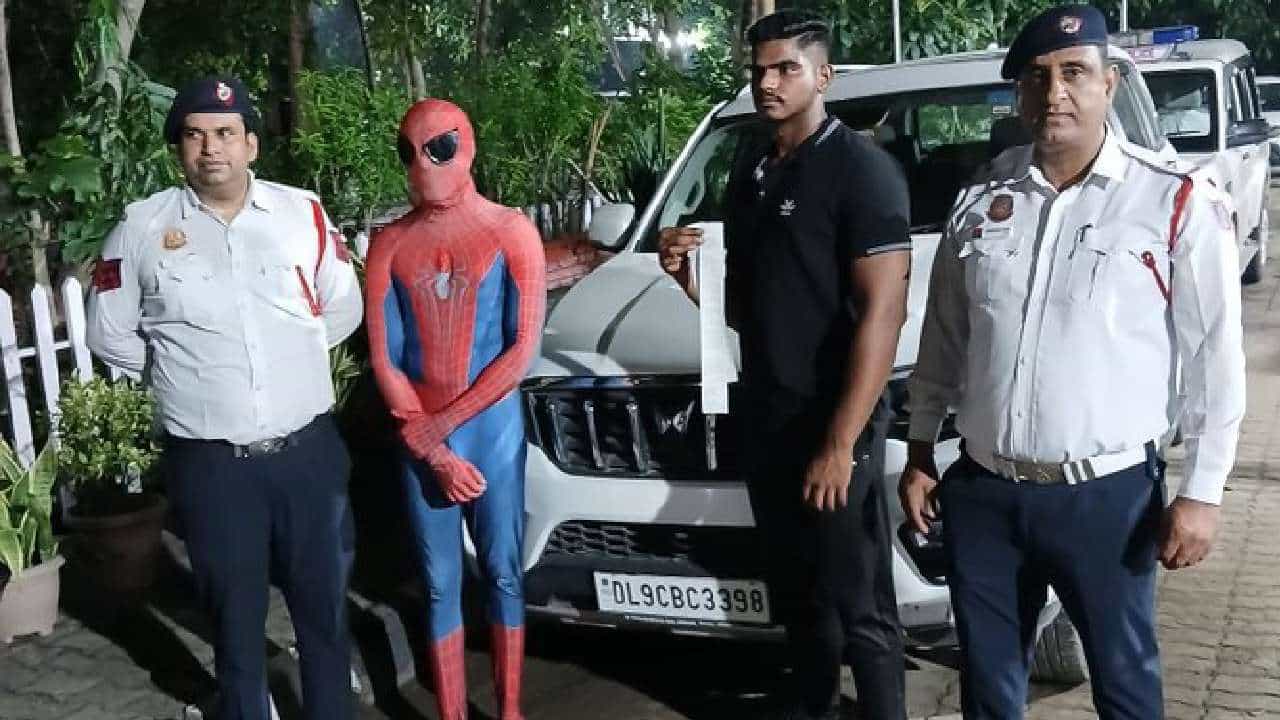 Viral Video: ಕಾರಿನ ಬಾನೆಟ್ ಮೇಲೆ ಕುಳಿತು ಸ್ಪೈಡರ್ ಮ್ಯಾನ್ ಸವಾರಿ; ಬಂಧಿಸಿ ಜೈಲಿಗಟ್ಟಿದ ಪೊಲೀಸರು Viral Video: ಕಾರಿನ ಬಾನೆಟ್ ಮೇಲೆ ಕುಳಿತು ಸ್ಪೈಡರ್ ಮ್ಯಾನ್ ಸವಾರಿ; ಬಂಧಿಸಿ ಜೈಲಿಗಟ್ಟಿದ ಪೊಲೀಸರು
