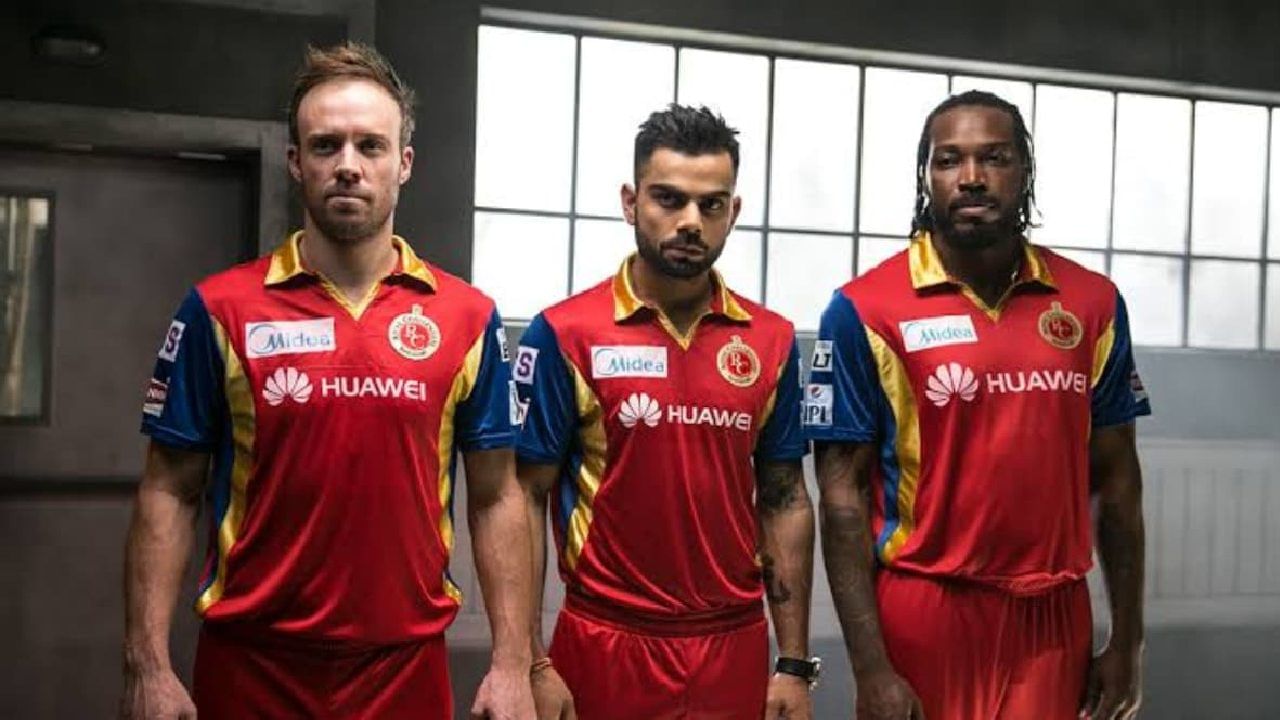 ನಾನು 4 ವರ್ಷಗಳ ಕಾಲ RCB ಪರ ಆಡಿದ್ದೇನೆ. ಆ ತಂಡವು  ಯಾವಾಗಲೂ ವ್ಯಕ್ತಿಗಳ ಬಗ್ಗೆ ಯೋಚಿಸುತ್ತಾರೆ. ಅಲ್ಲಿ ತಂಡದ ಪ್ರದರ್ಶನದ ಬಗ್ಗೆ ಯಾರಿಗೂ ಚಿಂತೆಯಿಲ್ಲ. ನಾನಿದ್ದಾಗ ಕ್ರಿಸ್ ಗೇಲ್, ಎಬಿ ಡಿವಿಲಿಯರ್ಸ್ ಮತ್ತು ವಿರಾಟ್ ಕೊಹ್ಲಿ ಇದ್ದರು. ಆ ಸಮಯದಲ್ಲಿ ಈ ಮೂವರಿಗೆ ಪ್ರಾಶಸ್ತ್ಯ ನೀಡಲಾಗುತ್ತಿತ್ತು ಎಂದು ಪಾರ್ಥೀವ್ ಪಟೇಲ್ ಹೇಳಿದ್ದಾರೆ.