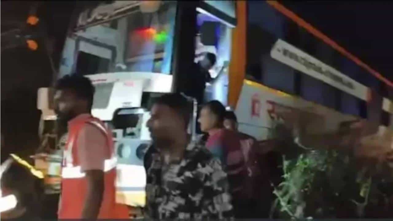 ಗುಜರಾತ್​ನಲ್ಲಿ ಭೀಕರ ಅಪಘಾತ: ಬಸ್​ಗೆ ಲಾರಿ ಡಿಕ್ಕಿ, 6 ಮಂದಿ ಸಾವು, ಹಲವರಿಗೆ ಗಾಯ