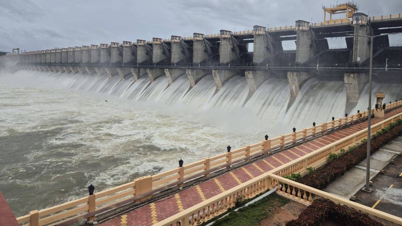 ಆಲಮಟ್ಟಿ ಶಾಸ್ತ್ರಿ ಸಾಗರಕ್ಕೆ ಹೆಚ್ಚಿದ ಒಳಹರಿವು; ಕೃಷ್ಣಾ ನದಿ ತೀರದ ಜನರಿಗೆ ಪ್ರವಾಹದ ಮುನ್ನೆಚ್ಚರಿಕೆ ನೀಡಿದ ಅಧಿಕಾರಿಗಳು