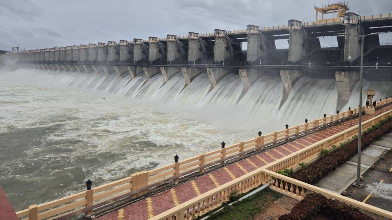 ಆಲಮಟ್ಟಿ ಶಾಸ್ತ್ರಿ ಸಾಗರಕ್ಕೆ ಹೆಚ್ಚಿದ ಒಳಹರಿವು; ಕೃಷ್ಣಾ ನದಿ ತೀರದ ಜನರಿಗೆ ಪ್ರವಾಹದ ಮುನ್ನೆಚ್ಚರಿಕೆ ನೀಡಿದ ಅಧಿಕಾರಿಗಳು ಆಲಮಟ್ಟಿ ಶಾಸ್ತ್ರಿ ಸಾಗರಕ್ಕೆ ಹೆಚ್ಚಿದ ಒಳಹರಿವು; ಕೃಷ್ಣಾ ನದಿ ತೀರದ ಜನರಿಗೆ ಪ್ರವಾಹದ ಮುನ್ನೆಚ್ಚರಿಕೆ ನೀಡಿದ ಅಧಿಕಾರಿಗಳು