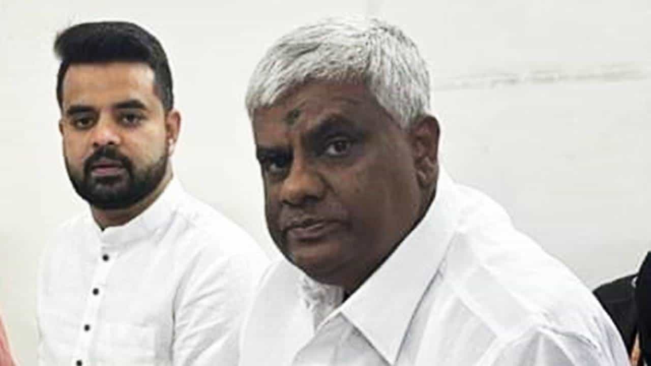 ಇತ್ತ ಜಾಮೀನಿಗಾಗಿ ಹೈಕೋರ್ಟ್​ಗೆ ಅರ್ಜಿ, ಅತ್ತ ಜೈಲಿನಲ್ಲಿ ಪ್ರಜ್ವಲ್​ ಭೇಟಿಯಾದ ರೇವಣ್ಣ