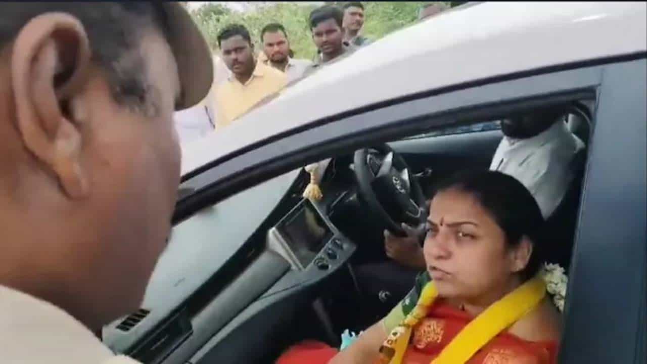 ಕಾಯುವಂತೆ ಮಾಡಿದ್ದಕ್ಕೆ ಪೊಲೀಸರಿಗೆ ಬೈದು ವಿವಾದ ಸೃಷ್ಟಿಸಿದ ಆಂಧ್ರ ಸಚಿವರ ಪತ್ನಿ ಕಾಯುವಂತೆ ಮಾಡಿದ್ದಕ್ಕೆ ಪೊಲೀಸರಿಗೆ ಬೈದು ವಿವಾದ ಸೃಷ್ಟಿಸಿದ ಆಂಧ್ರ ಸಚಿವರ ಪತ್ನಿ