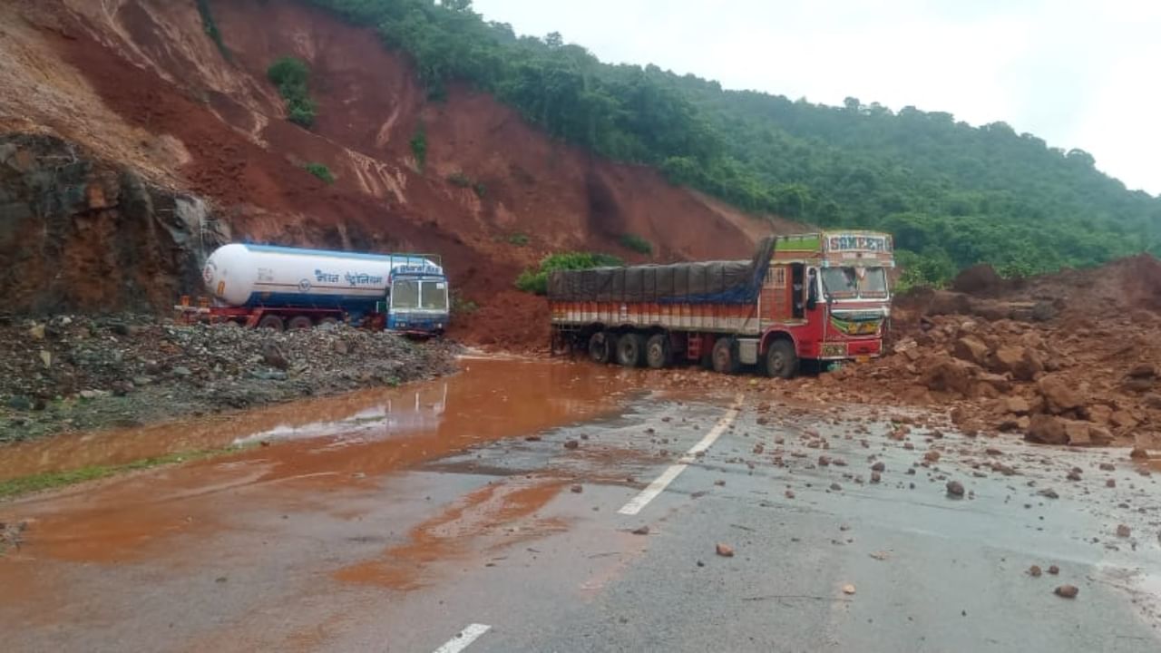 Ankola Landslide in NH 66: ಅಂಕೋಲಾ, ಶಿರೂರು ಬಳಿ ಗುಡ್ಡ ಕುಸಿದು ಮಣ್ಣಿನಡಿ ಸಿಲುಕಿದ 9 ಮಂದಿ Ankola Landslide in NH 66: ಅಂಕೋಲಾ, ಶಿರೂರು ಬಳಿ ಗುಡ್ಡ ಕುಸಿದು ಮಣ್ಣಿನಡಿ ಸಿಲುಕಿದ 9 ಮಂದಿ