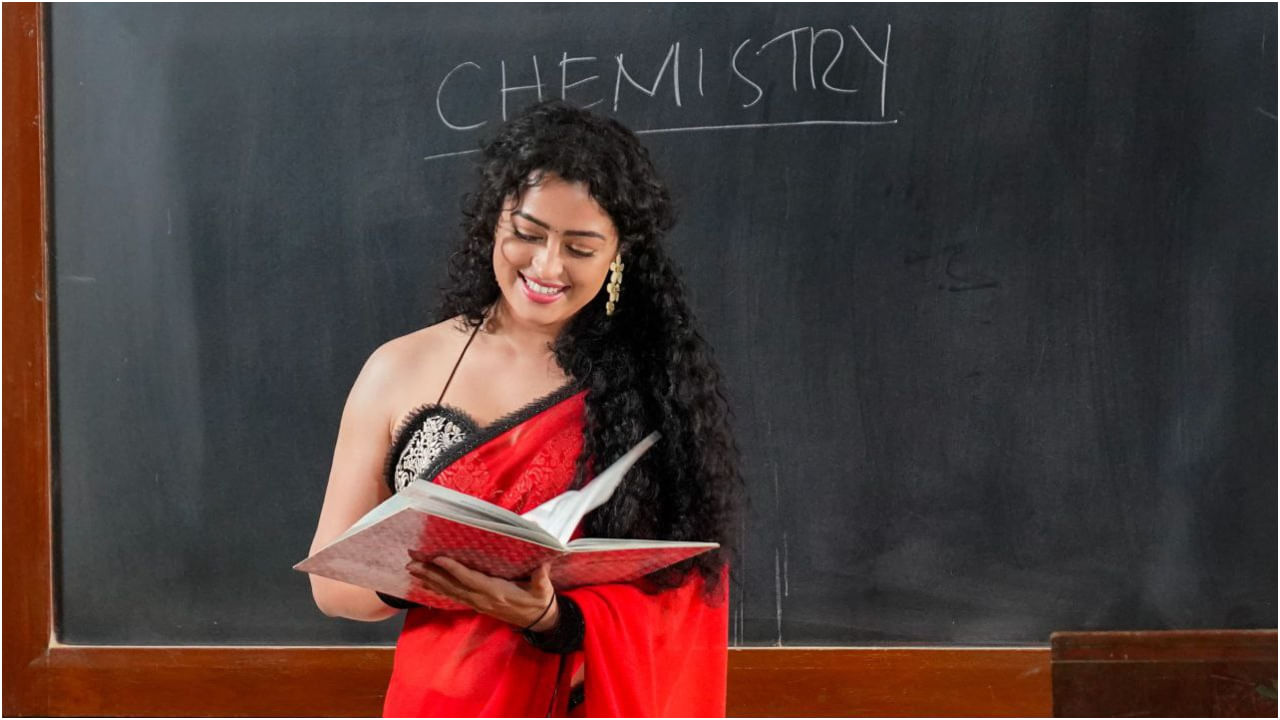 ಕೆಮಿಸ್ಟ್ರಿ ಟೀಚರ್ ಆಗಿ ಚಂದನವನಕ್ಕೆ ಬಂದ ಅಪ್ಸರ ರಾಣಿ; ಹುಡುಗರಿಗೆ ಕನ್ಫ್ಯೂಷನ್ ಕೆಮಿಸ್ಟ್ರಿ ಟೀಚರ್ ಆಗಿ ಚಂದನವನಕ್ಕೆ ಬಂದ ಅಪ್ಸರ ರಾಣಿ; ಹುಡುಗರಿಗೆ ಕನ್ಫ್ಯೂಷನ್