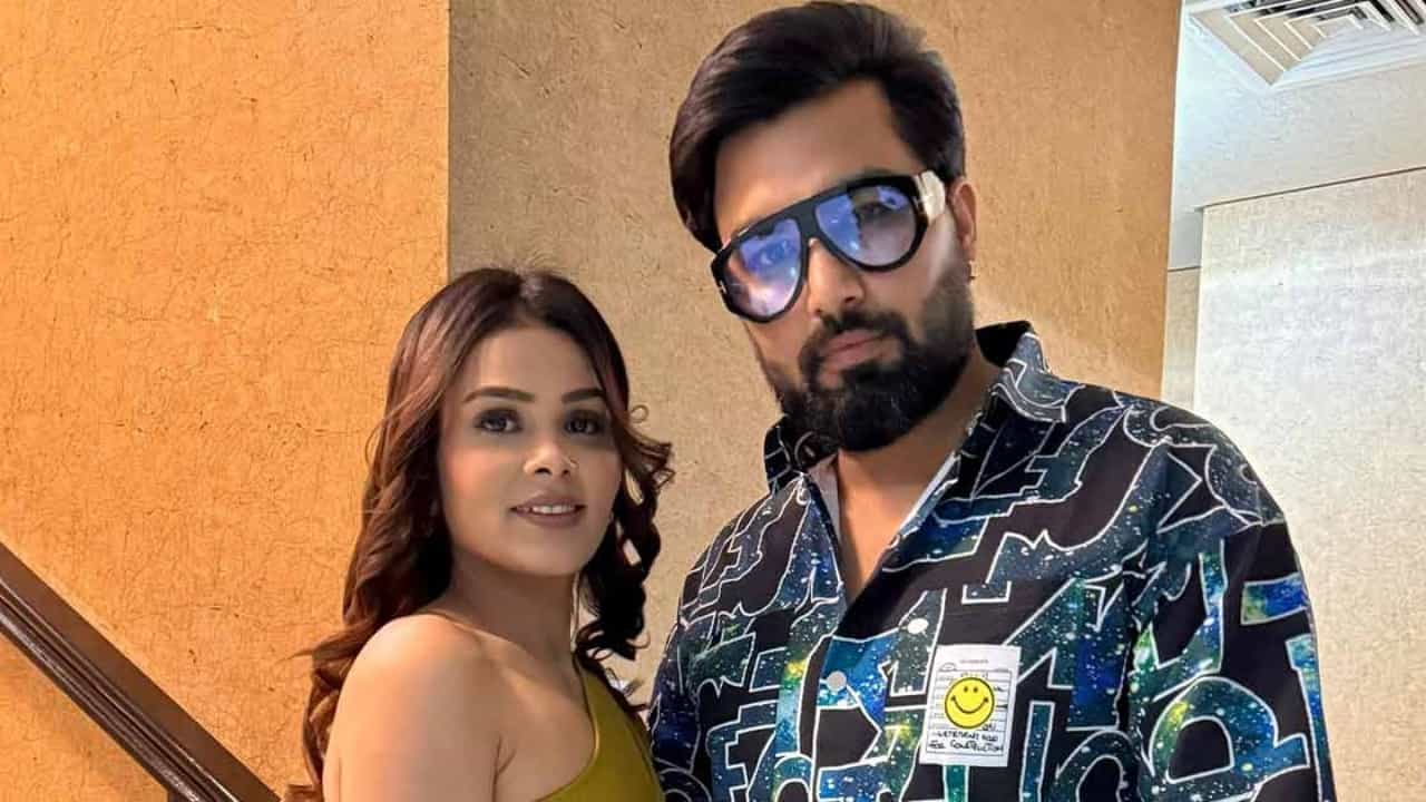ಬಿಗ್ ಬಾಸ್ ಮನೆಯ ಸೆ* ವಿಡಿಯೋ ವೈರಲ್; ತಪ್ಪು ಮಾಡಿದ ಪತಿಯನ್ನು ವಹಿಸಿಕೊಂಡು ಬಂದ ಪತ್ನಿ ಬಿಗ್ ಬಾಸ್ ಮನೆಯ ಸೆ* ವಿಡಿಯೋ ವೈರಲ್; ತಪ್ಪು ಮಾಡಿದ ಪತಿಯನ್ನು ವಹಿಸಿಕೊಂಡು ಬಂದ ಪತ್ನಿ