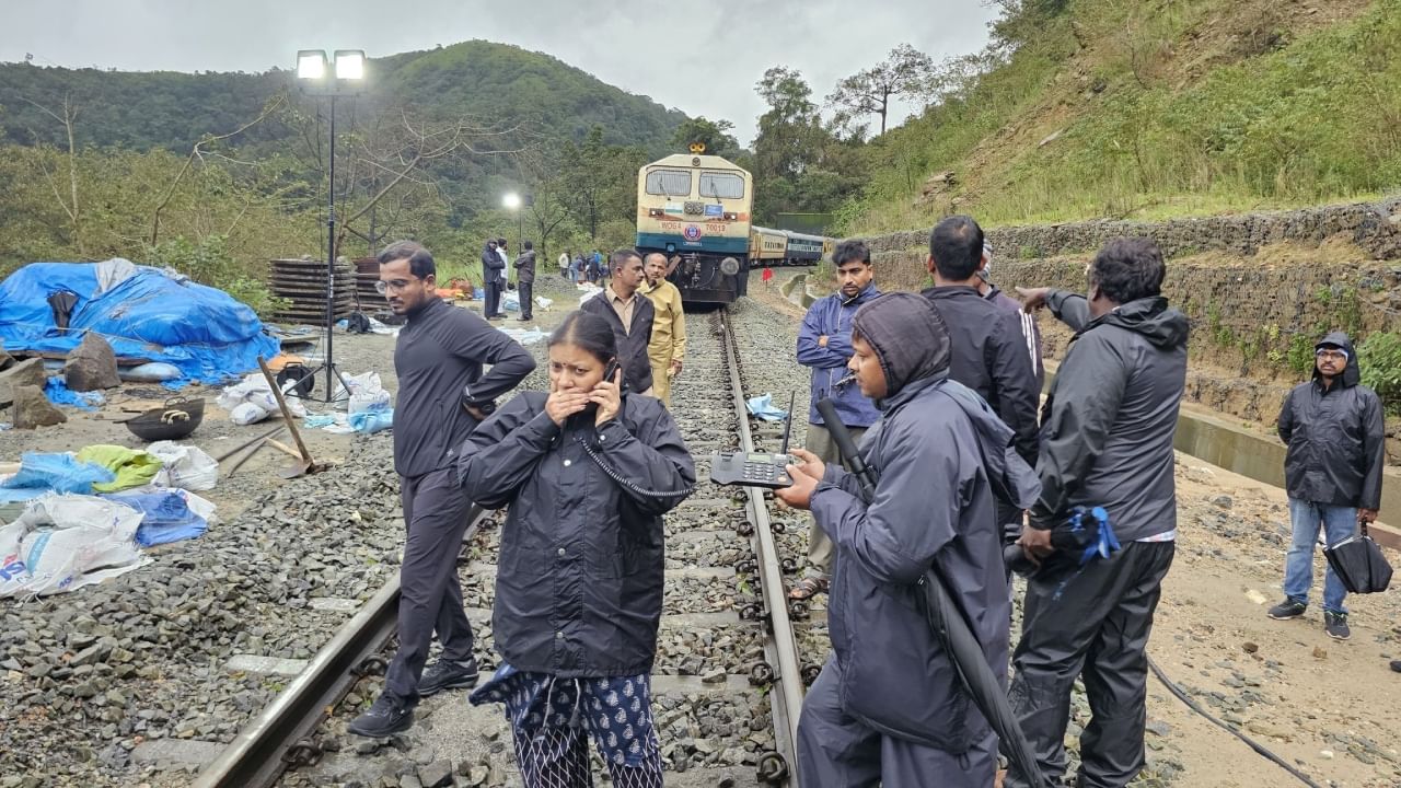 ಹಗಲು ರಾತ್ರಿ ನಿರಂತರ ಕೆಲಸ ಮಾಡಿದರೂ ರೈಲು ಮಾರ್ಗವನ್ನು ಸಹಜ ಸ್ಥಿತಿಗೆ ತರುವುದಕ್ಕೆ ಇನ್ನೂ 15 ದಿನ ಬೇಕಾಗಬಹುದು ಎಂದು ಹೇಳಲಾಗಿದೆ. ಈ ಪ್ರದೇಶಕ್ಕೆ ಯಾವುದೇ ರಸ್ತೆ ಸಂಪರ್ಕ ಇಲ್ಲ, ದುರಸ್ತಿಗೆ ಬೇಕಾದ ಎಲ್ಲ ವಸ್ತುಗಳನ್ನು ರೈಲಿನ ವ್ಯಾಗನ್ ಮೂಲಕವೇ ತರಬೇಕಾಗುತ್ತದೆ. ಇದೂ ಸಹ ಕಾಮಗಾರಿಗೆ ಅಡ್ಡಿಯಾಗಿದೆ.