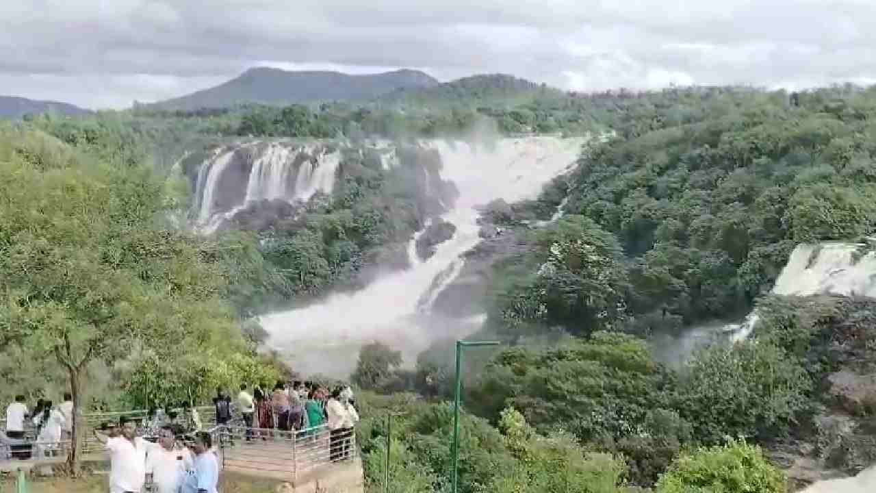 ಕಬಿನಿ ಹಾಗೂ ಕೆಆರ್​ಎಸ್​​ನಿಂದ ಹೊರಹರಿವು ಹೆಚ್ಚಳ ಹಿನ್ನೆಲೆ ಭರಚುಕ್ಕಿ ಜಲಪಾತ ಹಾಲ್ನೊರೆಯಂತೆ ತುಂಬಿ ಹರಿಯುತ್ತಿದೆ. ಚಾಮರಾಜನಗರ ಜಿಲ್ಲೆ ಕೊಳ್ಳೇಗಾಲ ತಾಲೂಕಿನ ಭರಚುಕ್ಕಿ ಜಲಪಾತ ಮೈದುಂಬಿ ಹರಿಯುತ್ತಿದ್ದು ಭರಚುಕ್ಕಿ ವೀಕ್ಷಣೆಗೆ ಪ್ರವಾಸಿಗರ ದಂಡು ಹರಿದುಬಂದಿದೆ.