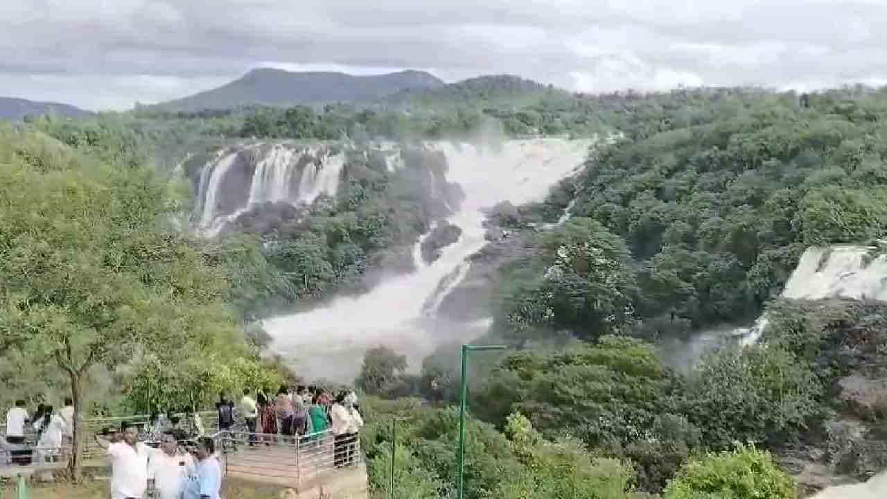 ಕಬಿನಿ ಹಾಗೂ ಕೆಆರ್ಎಸ್ನಿಂದ ಹೊರಹರಿವು ಹೆಚ್ಚಳ ಹಿನ್ನೆಲೆ ಭರಚುಕ್ಕಿ ಜಲಪಾತ ಹಾಲ್ನೊರೆಯಂತೆ ತುಂಬಿ ಹರಿಯುತ್ತಿದೆ. ಚಾಮರಾಜನಗರ ಜಿಲ್ಲೆ ಕೊಳ್ಳೇಗಾಲ ತಾಲೂಕಿನ ಭರಚುಕ್ಕಿ ಜಲಪಾತ ಮೈದುಂಬಿ ಹರಿಯುತ್ತಿದ್ದು ಭರಚುಕ್ಕಿ ವೀಕ್ಷಣೆಗೆ ಪ್ರವಾಸಿಗರ ದಂಡು ಹರಿದುಬಂದಿದೆ.
