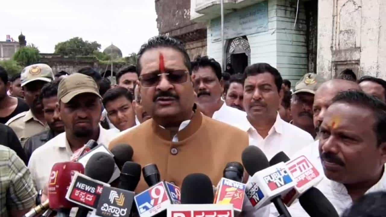 ಮುಡಾ ಹಗರಣಕ್ಕೆ ಬಿಗ್ ಟ್ವಿಸ್ಟ್: ಸ್ವಪಕ್ಷದವರ ವಿರುದ್ಧವೇ ಹೊಸ ಬಾಂಬ್ ಸಿಡಿಸಿದ ಯತ್ನಾಳ್ ಮುಡಾ ಹಗರಣಕ್ಕೆ ಬಿಗ್ ಟ್ವಿಸ್ಟ್: ಸ್ವಪಕ್ಷದವರ ವಿರುದ್ಧವೇ ಹೊಸ ಬಾಂಬ್ ಸಿಡಿಸಿದ ಯತ್ನಾಳ್