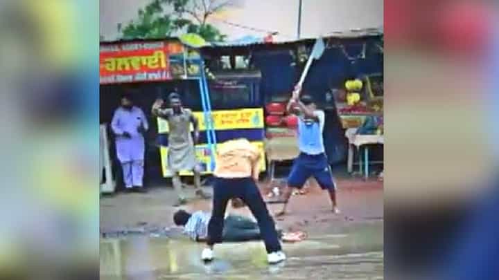 ನಡುರಸ್ತೆಯಲ್ಲೇ ವ್ಯಕ್ತಿಯನ್ನು ಥಳಿಸಿ ಕೊಂದ ಜನರು; ಶಾಕಿಂಗ್ ವಿಡಿಯೋ ವೈರಲ್ ನಡುರಸ್ತೆಯಲ್ಲೇ ವ್ಯಕ್ತಿಯನ್ನು ಥಳಿಸಿ ಕೊಂದ ಜನರು; ಶಾಕಿಂಗ್ ವಿಡಿಯೋ ವೈರಲ್