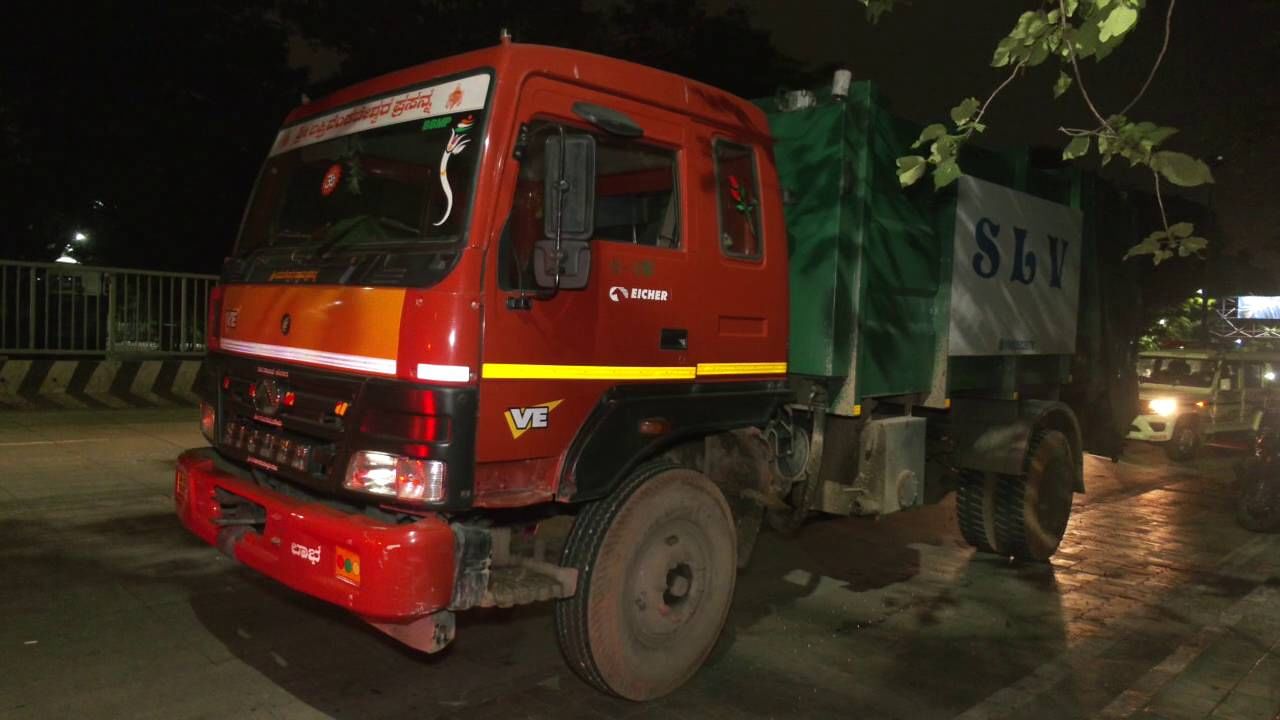 ಬಿಬಿಎಂಪಿ ಕಸದ ಲಾರಿ-ಬೈಕ್ ಅಪಘಾತ: ಚಾಲಕನ ಬಂಧನ ಬಿಬಿಎಂಪಿ ಕಸದ ಲಾರಿ-ಬೈಕ್ ಅಪಘಾತ: ಚಾಲಕನ ಬಂಧನ