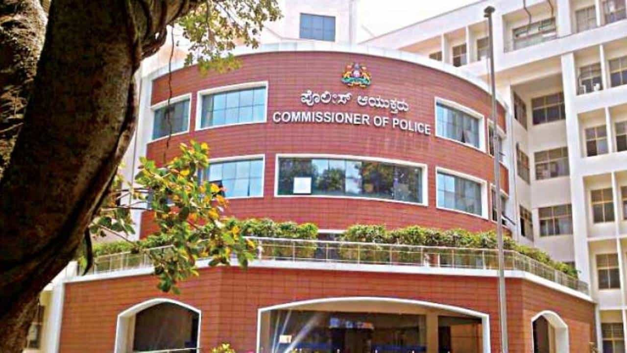ತಡರಾತ್ರಿವರೆಗೂ ತೆರೆದಿದ್ದ ಬೆಂಗಳೂರಿನ ಪಬ್ಗಳ ಮೇಲೆ ಪೊಲೀಸರ ದಾಳಿ ತಡರಾತ್ರಿವರೆಗೂ ತೆರೆದಿದ್ದ ಬೆಂಗಳೂರಿನ ಪಬ್ಗಳ ಮೇಲೆ ಪೊಲೀಸರ ದಾಳಿ