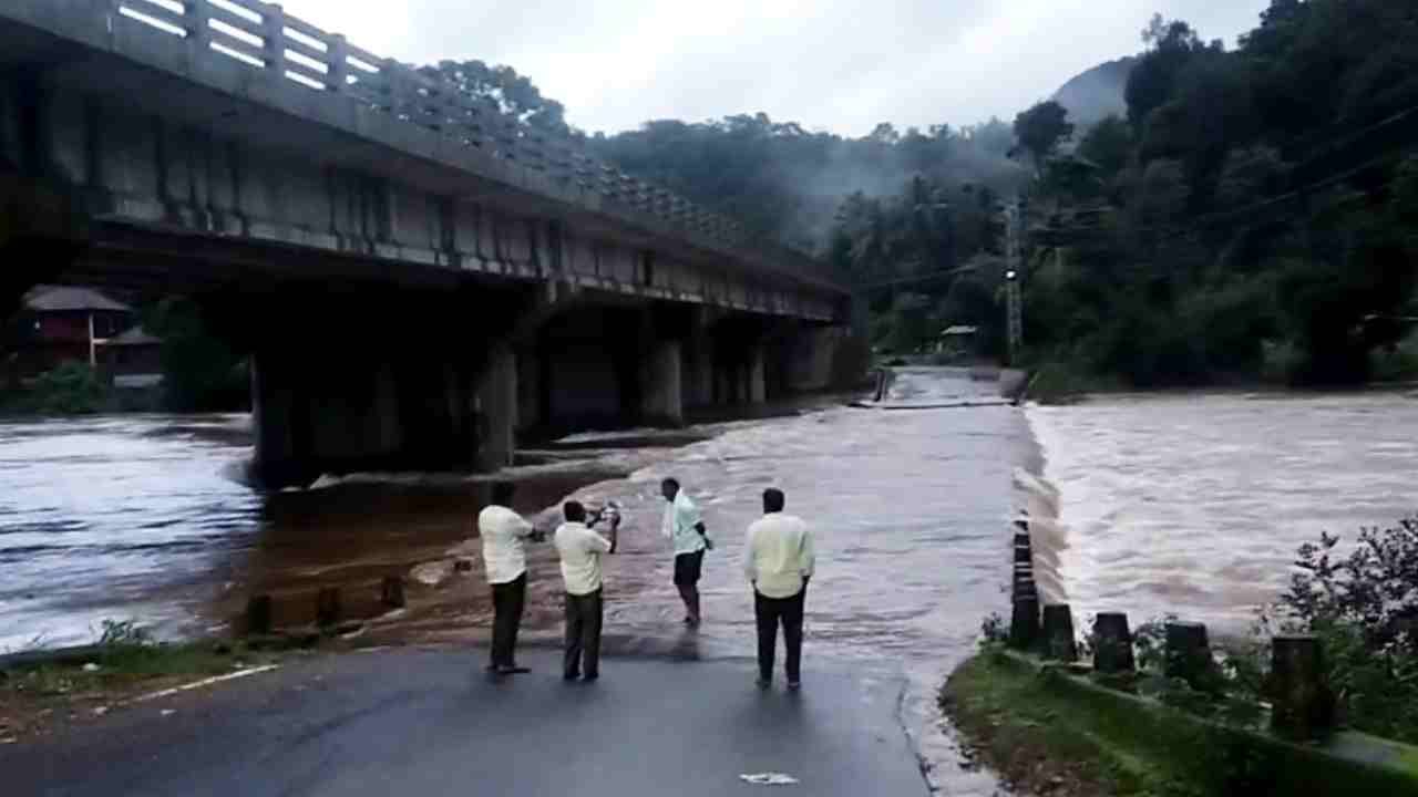 ಕುದುರೆಮುಖ ವ್ಯಾಪ್ತಿಯ ಘಟ್ಟ ಪ್ರದೇಶಗಳಲ್ಲಿ ಧಾರಾಕಾರ ಮಳೆಯಾಗುತ್ತಿದ್ದು ಭದ್ರಾ ನದಿ ಅಪಾಯದ ಮಟ್ಟ ಮೀರಿ ಹರಿಯುತ್ತಿದೆ. ಚಿಕ್ಕಮಗಳೂರು ಜಿಲ್ಲೆ ಕಳಸ ತಾಲೂಕಿನ ಹೆಬ್ಬಾಳೆ ಸೇತುವೆ ಮುಳುಗಡೆಯಾಗಿದೆ. ಸೇತುವೆ ಮುಳುಗಡೆಯಿಂದಾಗಿ ಹೊರನಾಡು-ಕಳಸ ಸಂಪರ್ಕ ಕಡಿತಗೊಂಡಿದೆ. ಹೆಬ್ಬಾಳೆ ಸೇತುವೆ ಮೇಲೆ ವಾಹನ ಸಂಚಾರ ನಿಷೇಧಿಸಲಾಗಿದೆ.