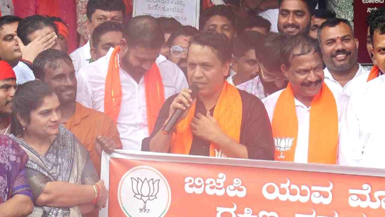 ರಾಹುಲ್ ಗಾಂಧಿ ದೊಡ್ಡ ಹುಚ್ಚ, ಪಾರ್ಲಿಮೆಂಟ್ಗೆ ಹೋಗಿ ಅವನ ಕೆನ್ನೆಗೆ ಬಾರಿಸಬೇಕು: ಭರತ್ ಶೆಟ್ಟಿ ಹೇಳಿಕೆಗೆ ವ್ಯಾಪಕ ವಿರೋಧ ರಾಹುಲ್ ಗಾಂಧಿ ದೊಡ್ಡ ಹುಚ್ಚ, ಪಾರ್ಲಿಮೆಂಟ್ಗೆ ಹೋಗಿ ಅವನ ಕೆನ್ನೆಗೆ ಬಾರಿಸಬೇಕು: ಭರತ್ ಶೆಟ್ಟಿ ಹೇಳಿಕೆಗೆ ವ್ಯಾಪಕ ವಿರೋಧ