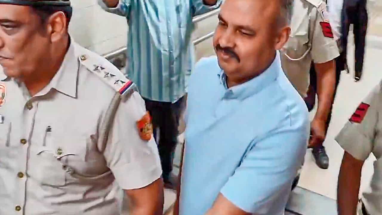 ಸ್ವಾತಿ ಮಲಿವಾಲ್ ಪ್ರಕರಣ: ಕೇಜ್ರಿವಾಲ್ ಸಹಾಯಕ ಬಿಭವ್ ಕುಮಾರ್ ವಿರುದ್ಧ ಆರೋಪಪಟ್ಟಿ ಸಲ್ಲಿಕೆ ಸ್ವಾತಿ ಮಲಿವಾಲ್ ಪ್ರಕರಣ: ಕೇಜ್ರಿವಾಲ್ ಸಹಾಯಕ ಬಿಭವ್ ಕುಮಾರ್ ವಿರುದ್ಧ ಆರೋಪಪಟ್ಟಿ ಸಲ್ಲಿಕೆ