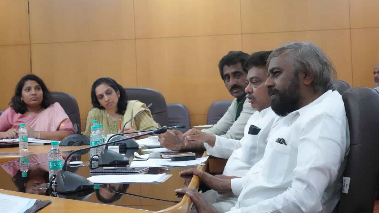 ಬೀದರ್ ವಿಮಾನಯಾನ ಸೇವೆ; 2 ವಾರದಲ್ಲಿ ವರದಿ ನೀಡುವಂತೆ ಸೂಚನೆ ಬೀದರ್ ವಿಮಾನಯಾನ ಸೇವೆ; 2 ವಾರದಲ್ಲಿ ವರದಿ ನೀಡುವಂತೆ ಸೂಚನೆ