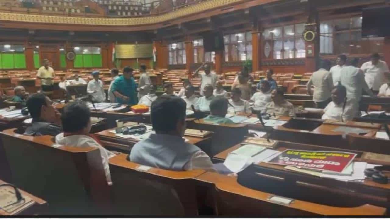 ವಿಧಾನಸಭೆಯಲ್ಲಿ ಶ್ರೀರಾಮನ ಭಜನೆ ಮಾಡುತ್ತ ಅಹೋರಾತ್ರಿ ಧರಣಿ ಕುಳಿತ ಬಿಜೆಪಿ- ಜೆಡಿಎಸ್ ಶಾಸಕರು ವಿಧಾನಸಭೆಯಲ್ಲಿ ಶ್ರೀರಾಮನ ಭಜನೆ ಮಾಡುತ್ತ ಅಹೋರಾತ್ರಿ ಧರಣಿ ಕುಳಿತ ಬಿಜೆಪಿ- ಜೆಡಿಎಸ್ ಶಾಸಕರು