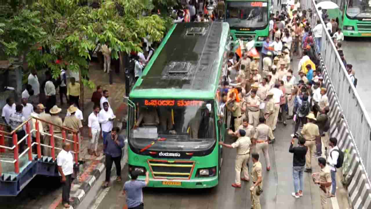 ಫ್ರೀಡಂ ಪಾರ್ಕ್‌ನಲ್ಲಿ ಬಿಜೆಪಿ ನಾಯಕರ ಬೃಹತ್ ಹೋರಾಟ: ವಾಲ್ಮೀಕಿ ನಿಗಮದ ಹಗರಣ ಖಂಡಿಸಿ ಪ್ರತಿಭಟನೆ