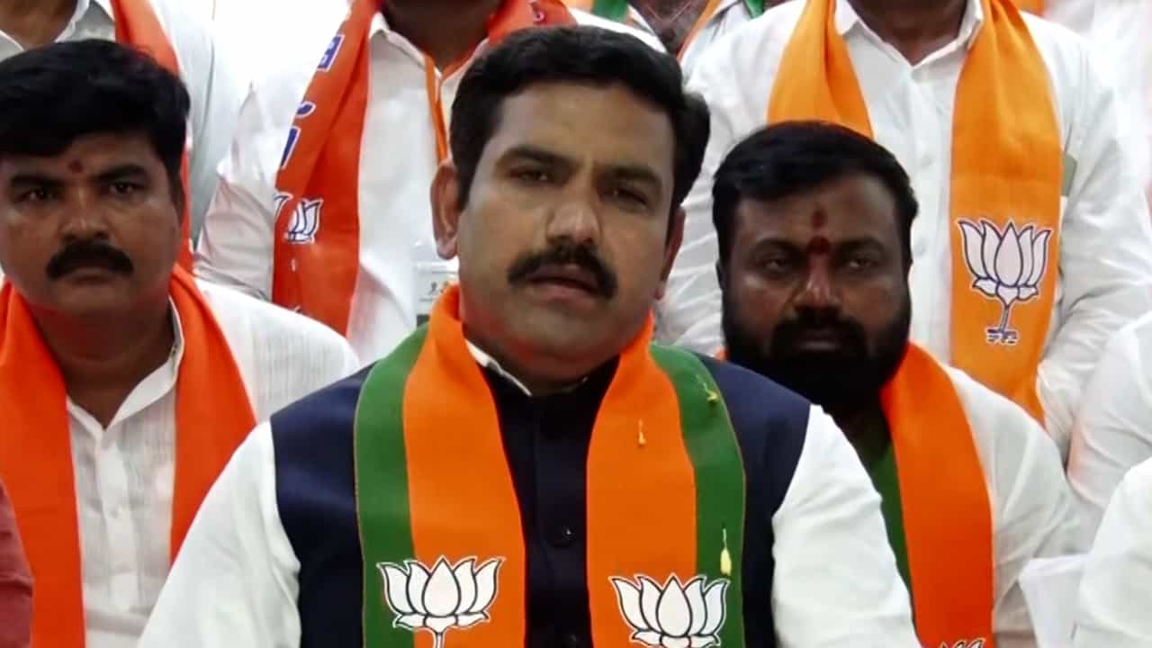 ಅಧಿಕಾರಿಗಳೇ ಹಗರಣ ಮಾಡಿದ್ದರೆ ನಾಗೇಂದ್ರ ರಾಜೀನಾಮೆ ಯಾಕೆ: ಸಿದ್ದರಾಮಯ್ಯಗೆ ವಿಜಯೇಂದ್ರ ಪ್ರಶ್ನೆ ಅಧಿಕಾರಿಗಳೇ ಹಗರಣ ಮಾಡಿದ್ದರೆ ನಾಗೇಂದ್ರ ರಾಜೀನಾಮೆ ಯಾಕೆ: ಸಿದ್ದರಾಮಯ್ಯಗೆ ವಿಜಯೇಂದ್ರ ಪ್ರಶ್ನೆ