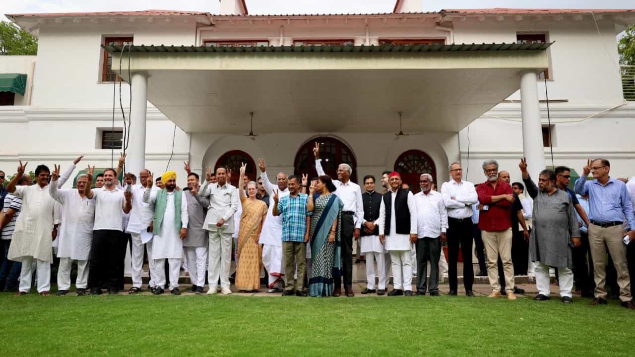 7 ರಾಜ್ಯಗಳಲ್ಲಿ ಉಪಚುನಾವಣೆ: 6 ಕ್ಷೇತ್ರದಲ್ಲಿ ಗೆಲುವು, 4 ರಲ್ಲಿ ಮುನ್ನಡೆ ಸಾಧಿಸಿದ ಇಂಡಿಯಾ ಬಣ 7 ರಾಜ್ಯಗಳಲ್ಲಿ ಉಪಚುನಾವಣೆ: 6 ಕ್ಷೇತ್ರದಲ್ಲಿ ಗೆಲುವು, 4 ರಲ್ಲಿ ಮುನ್ನಡೆ ಸಾಧಿಸಿದ ಇಂಡಿಯಾ ಬಣ