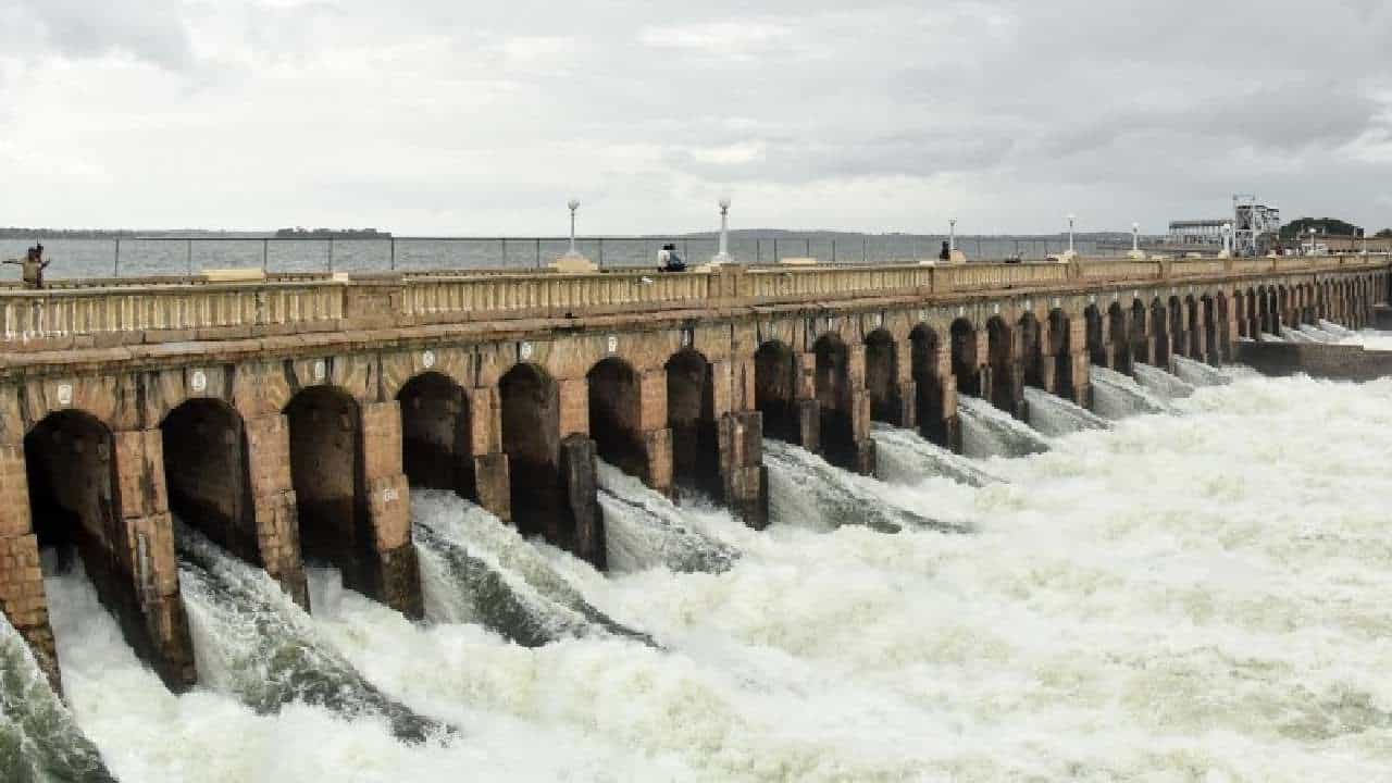 ಕಾವೇರಿಯ ಒಡಲು ತುಂಬುತ್ತಿರುವಾಗಲೇ ತಮಿಳುನಾಡಿಗೆ ನಿತ್ಯ 1 ಟಿಎಂಸಿ ನೀರು ಹರಿಸುವಂತೆ CWRC ಆದೇಶ ಕಾವೇರಿಯ ಒಡಲು ತುಂಬುತ್ತಿರುವಾಗಲೇ ತಮಿಳುನಾಡಿಗೆ ನಿತ್ಯ 1 ಟಿಎಂಸಿ ನೀರು ಹರಿಸುವಂತೆ CWRC ಆದೇಶ