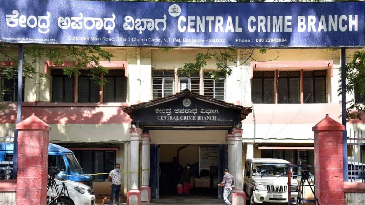 ರೌಡಿಶೀಟರ್ಗಳ ಪರ ಫ್ಯಾನ್ ಪೇಜ್ ತೆರದಿದ್ದರೆ ಎಚ್ಚರ! ನಿಮ್ಮೇಲಿದೆ ಸಿಸಿಬಿ ಕಣ್ಣು ರೌಡಿಶೀಟರ್ಗಳ ಪರ ಫ್ಯಾನ್ ಪೇಜ್ ತೆರದಿದ್ದರೆ ಎಚ್ಚರ! ನಿಮ್ಮೇಲಿದೆ ಸಿಸಿಬಿ ಕಣ್ಣು