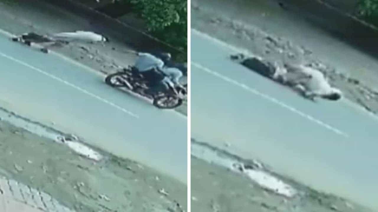 CCTV Footage: ಹಾಡು ಹಗಲೇ ರಸ್ತೆ ಬದಿ ನಡೆದುಕೊಂಡು ಹೋಗುತ್ತಿದ್ದ ಮಹಿಳೆಯ ಸರ ಕಿತ್ತು ಪರಾರಿಯಾದ ಖದೀಮರು ; ಸಿಸಿಟಿವಿ ದೃಶ್ಯ ಇಲ್ಲಿದೆ ನೋಡಿ CCTV Footage: ಹಾಡು ಹಗಲೇ ರಸ್ತೆ ಬದಿ ನಡೆದುಕೊಂಡು ಹೋಗುತ್ತಿದ್ದ ಮಹಿಳೆಯ ಸರ ಕಿತ್ತು ಪರಾರಿಯಾದ ಖದೀಮರು ; ಸಿಸಿಟಿವಿ ದೃಶ್ಯ ಇಲ್ಲಿದೆ ನೋಡಿ