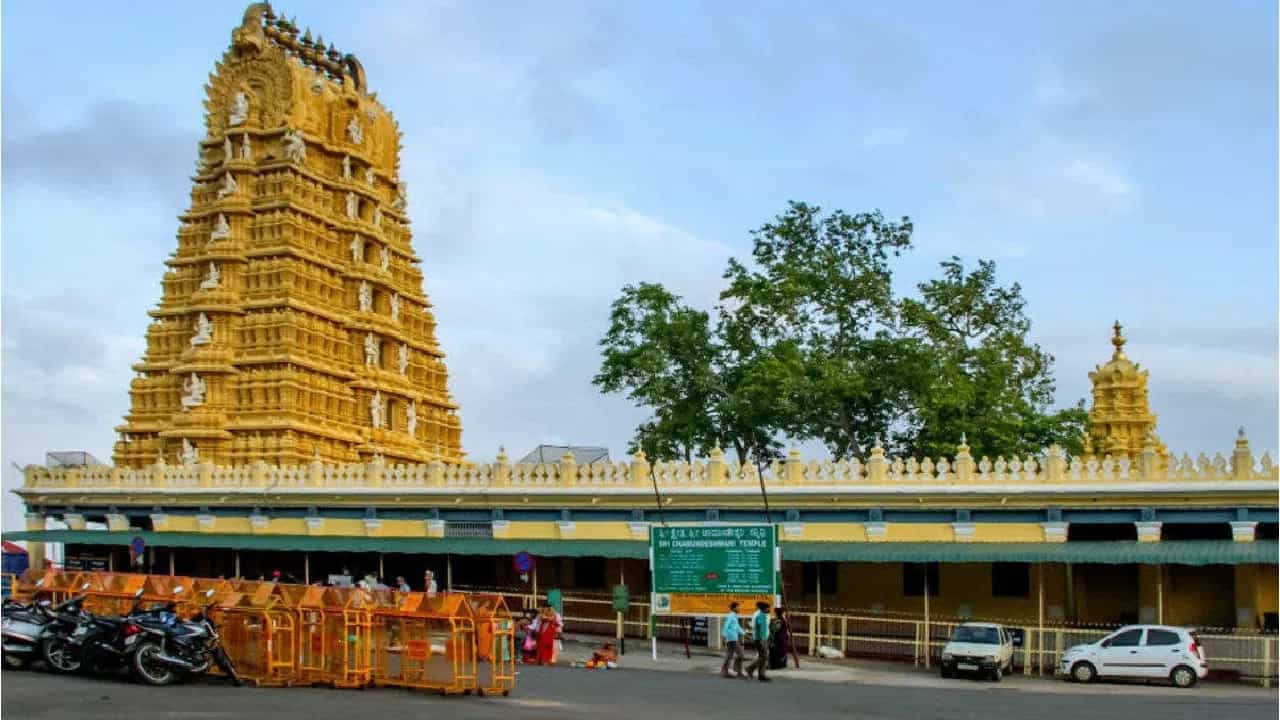 Vehicles Ban in Chamundi Hill: ಆಷಾಢ ಶುಕ್ರವಾರ ಚಾಮುಂಡಿ ಬೆಟ್ಟಕ್ಕೆ ಖಾಸಗಿ ವಾಹನ ನಿಷೇಧ; ಪಾರ್ಕಿಂಗ್ ಬಗ್ಗೆ ಇಲ್ಲಿದೆ ವಿವರ Vehicles Ban in Chamundi Hill: ಆಷಾಢ ಶುಕ್ರವಾರ ಚಾಮುಂಡಿ ಬೆಟ್ಟಕ್ಕೆ ಖಾಸಗಿ ವಾಹನ ನಿಷೇಧ; ಪಾರ್ಕಿಂಗ್ ಬಗ್ಗೆ ಇಲ್ಲಿದೆ ವಿವರ