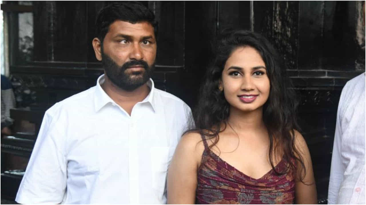 ‘ಸಿಂಹಾಸನ’ ಸಿನಿಮಾಗೆ ಹೀರೋ ಆದ ಚಂದ್ರು; ಇದರಲ್ಲಿದೆ ರಾಜಕೀಯ ಪ್ಲಸ್ ಪ್ರೇಮಕತೆ ‘ಸಿಂಹಾಸನ’ ಸಿನಿಮಾಗೆ ಹೀರೋ ಆದ ಚಂದ್ರು; ಇದರಲ್ಲಿದೆ ರಾಜಕೀಯ ಪ್ಲಸ್ ಪ್ರೇಮಕತೆ