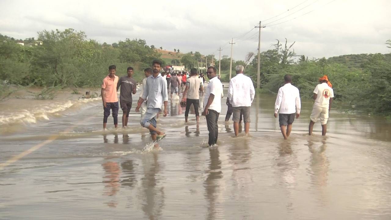 Flood in Bagalkote district, Mudhola-Sangli road closed 