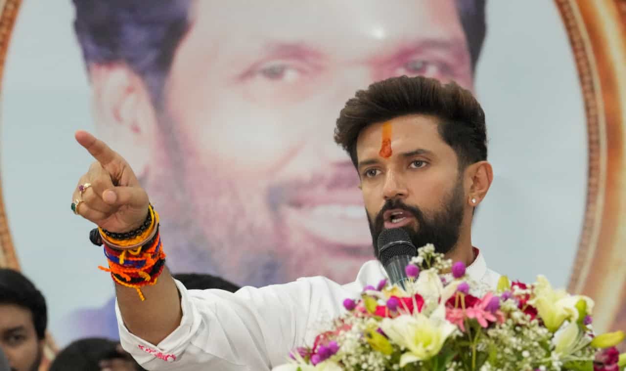 ಕನ್ವರ್ ಯಾತ್ರಾ ಮಾರ್ಗದಲ್ಲಿ ಆಹಾರ ಮಾರುವವರಿಗೆ ಯುಪಿ ಸರ್ಕಾರದ ನಿಯಮ; ವಿರೋಧ ವ್ಯಕ್ತಪಡಿಸಿದ ಚಿರಾಗ್ ಪಾಸ್ವಾನ್ ಕನ್ವರ್ ಯಾತ್ರಾ ಮಾರ್ಗದಲ್ಲಿ ಆಹಾರ ಮಾರುವವರಿಗೆ ಯುಪಿ ಸರ್ಕಾರದ ನಿಯಮ; ವಿರೋಧ ವ್ಯಕ್ತಪಡಿಸಿದ ಚಿರಾಗ್ ಪಾಸ್ವಾನ್