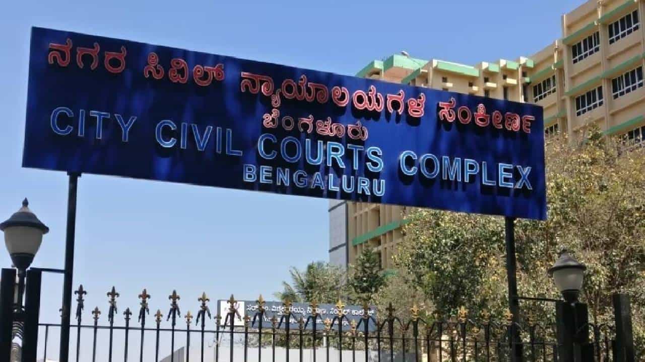 ಬೆಂಗಳೂರು: ಕೋರ್ಟ್ ಆವರಣದಲ್ಲಿ ನಿಲ್ಲಿಸಿದ್ದ ಹಿಟಾಚಿ ಕಳವು, ಇಬ್ಬರ ಬಂಧನ ಬೆಂಗಳೂರು: ಕೋರ್ಟ್ ಆವರಣದಲ್ಲಿ ನಿಲ್ಲಿಸಿದ್ದ ಹಿಟಾಚಿ ಕಳವು, ಇಬ್ಬರ ಬಂಧನ