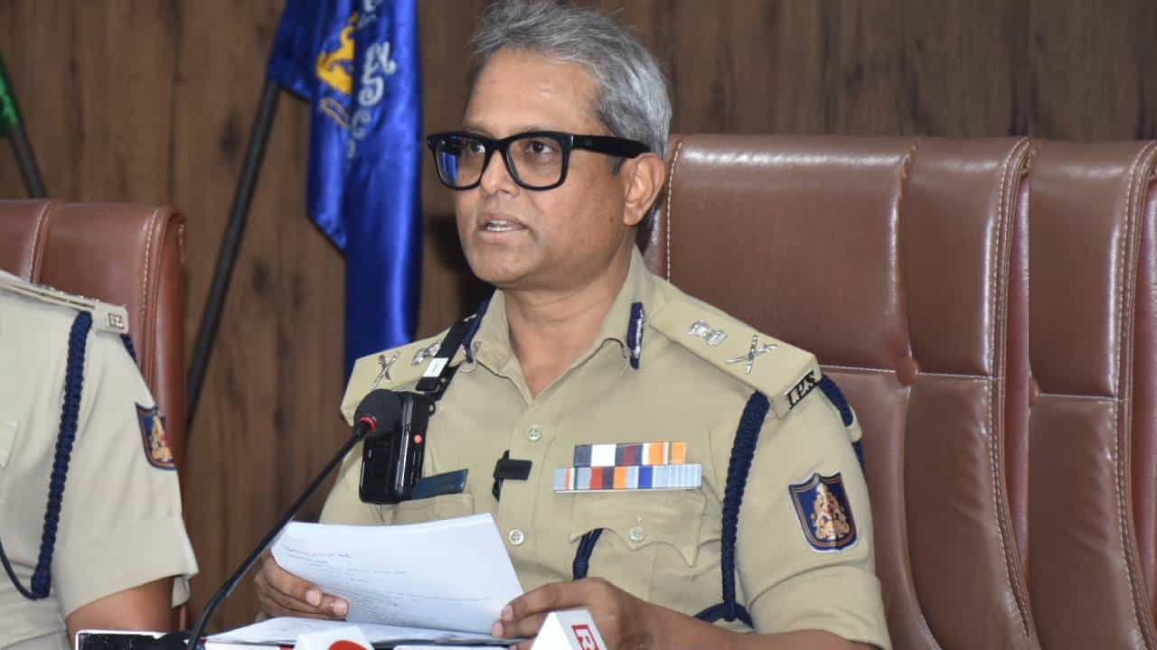 ಬೆಂಗಳೂರಿನಾದ್ಯಂತ ಅಕ್ರಮ ಫ್ಲೆಕ್ಸ್ , ಬ್ಯಾನರ್ ಸಂಪೂರ್ಣ ಬ್ಯಾನ್; ಪೊಲೀಸ್ ಆಯುಕ್ತ ಬಿ ದಯಾನಂದ್ ಬೆಂಗಳೂರಿನಾದ್ಯಂತ ಅಕ್ರಮ ಫ್ಲೆಕ್ಸ್ , ಬ್ಯಾನರ್ ಸಂಪೂರ್ಣ ಬ್ಯಾನ್; ಪೊಲೀಸ್ ಆಯುಕ್ತ ಬಿ ದಯಾನಂದ್