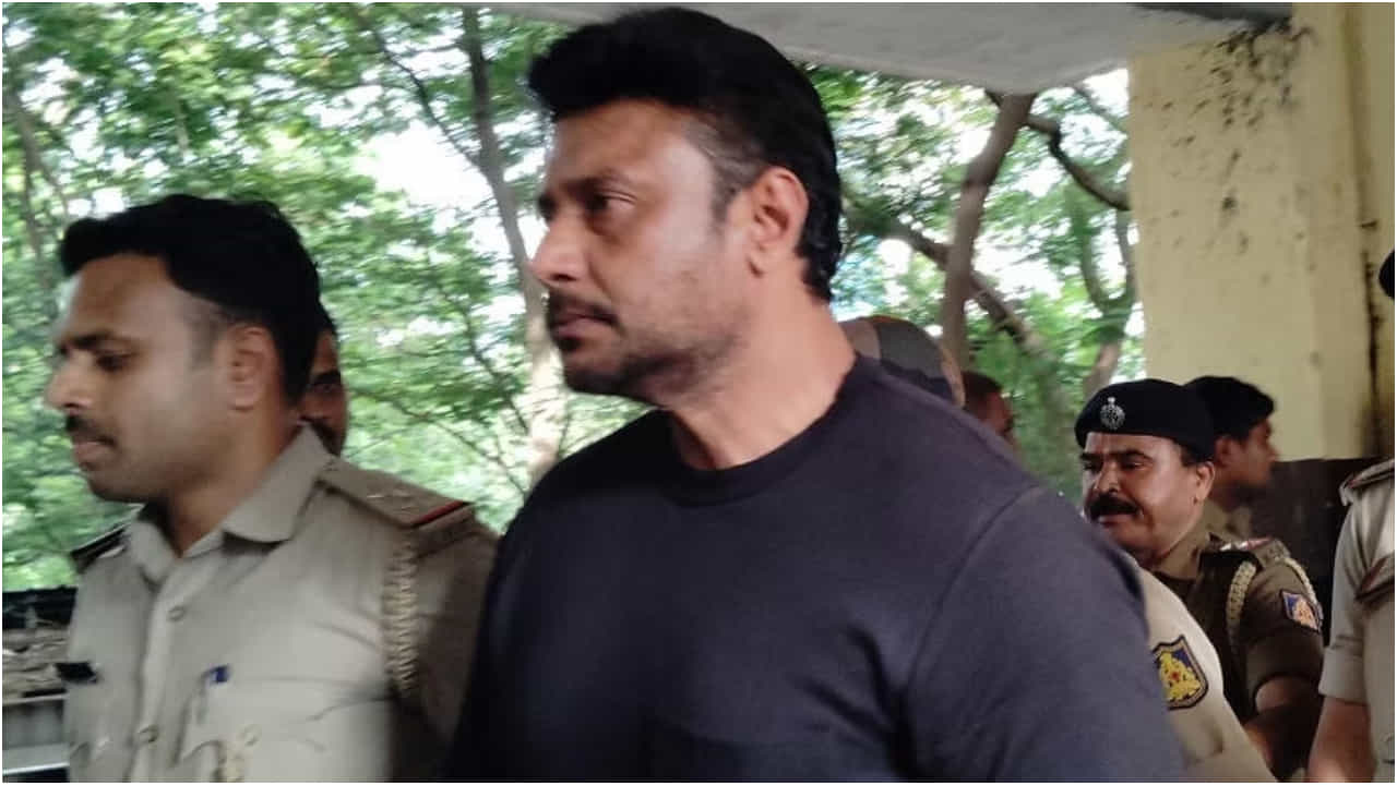 ಮನೆ ಊಟ, ಹಾಸಿಗೆಗಾಗಿ ದರ್ಶನ್ ರಿಟ್ ಅರ್ಜಿ; ಜುಲೈ 29ಕ್ಕೆ ವಿಚಾರಣೆ ಮುಂದೂಡಿದ ಹೈಕೋರ್ಟ್ ಮನೆ ಊಟ, ಹಾಸಿಗೆಗಾಗಿ ದರ್ಶನ್ ರಿಟ್ ಅರ್ಜಿ; ಜುಲೈ 29ಕ್ಕೆ ವಿಚಾರಣೆ ಮುಂದೂಡಿದ ಹೈಕೋರ್ಟ್