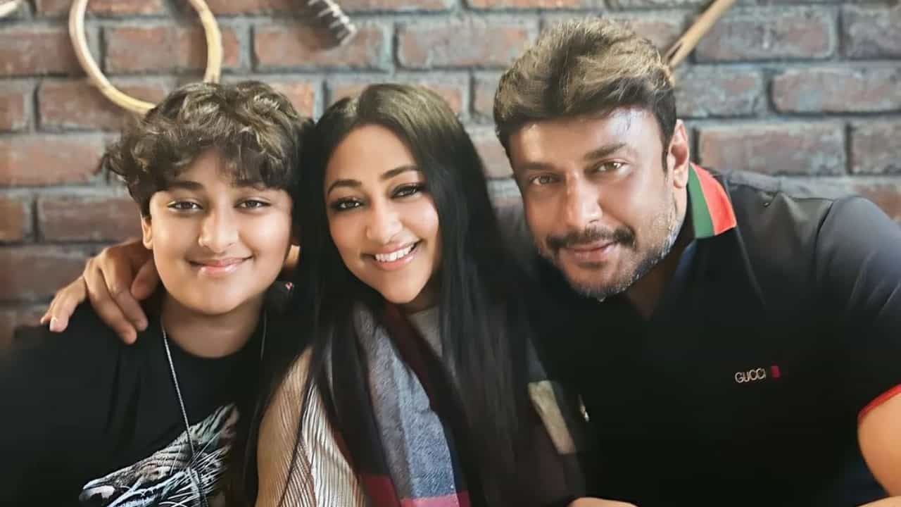 ಜೈಲಿನಲ್ಲಿ ದರ್ಶನ್ ಸ್ಥಿತಿ ಕಂಡು ಕಣ್ಣೀರು ಹಾಕಿದ ಮಗ ವಿನೀಶ್ ಜೈಲಿನಲ್ಲಿ ದರ್ಶನ್ ಸ್ಥಿತಿ ಕಂಡು ಕಣ್ಣೀರು ಹಾಕಿದ ಮಗ ವಿನೀಶ್