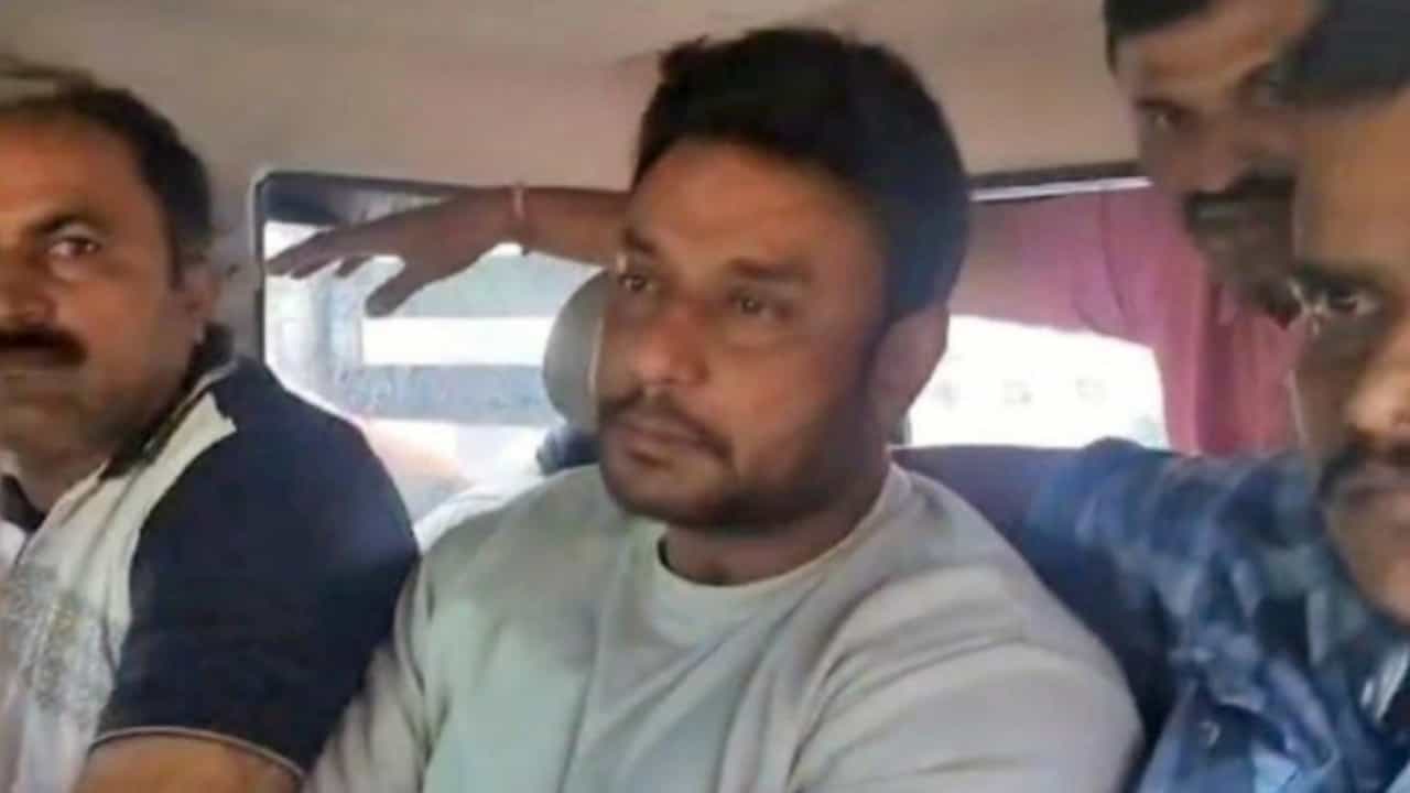 ಮನೆ ಊಟ, ಹಾಸಿಗೆಗೆ ದರ್ಶನ್ ಬೇಡಿಕೆ: ಶುಕ್ರವಾರಕ್ಕೆ ವಿಚಾರಣೆ ಮುಂದೂಡಿಕೆ ಮನೆ ಊಟ, ಹಾಸಿಗೆಗೆ ದರ್ಶನ್ ಬೇಡಿಕೆ: ಶುಕ್ರವಾರಕ್ಕೆ ವಿಚಾರಣೆ ಮುಂದೂಡಿಕೆ