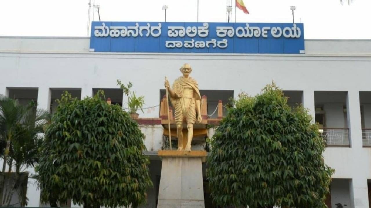 ದಾವಣಗೆರೆ: ಗ್ರಾಮದಲ್ಲಿ ಒಂದೇ ದಿನ 7 ಜನ ಸಾವು, ಶವಸಂಸ್ಕಾರಕ್ಕೆ ಸ್ಮಶಾನವಿಲ್ಲದೆ ಪರದಾಟ ದಾವಣಗೆರೆ: ಗ್ರಾಮದಲ್ಲಿ ಒಂದೇ ದಿನ 7 ಜನ ಸಾವು, ಶವಸಂಸ್ಕಾರಕ್ಕೆ ಸ್ಮಶಾನವಿಲ್ಲದೆ ಪರದಾಟ