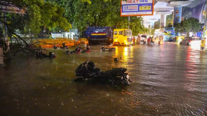 Delhi Rains: ಮಳೆಯಿಂದ ಕೆರೆಯಂತಾದ ದೆಹಲಿಯ ರಸ್ತೆಗಳು; ನ್ಯಾಯ ಬೇಕೆಂದು ಘೋಷಣೆ ಕೂಗಿದ ಯುವಕರು Delhi Rains: ಮಳೆಯಿಂದ ಕೆರೆಯಂತಾದ ದೆಹಲಿಯ ರಸ್ತೆಗಳು; ನ್ಯಾಯ ಬೇಕೆಂದು ಘೋಷಣೆ ಕೂಗಿದ ಯುವಕರು