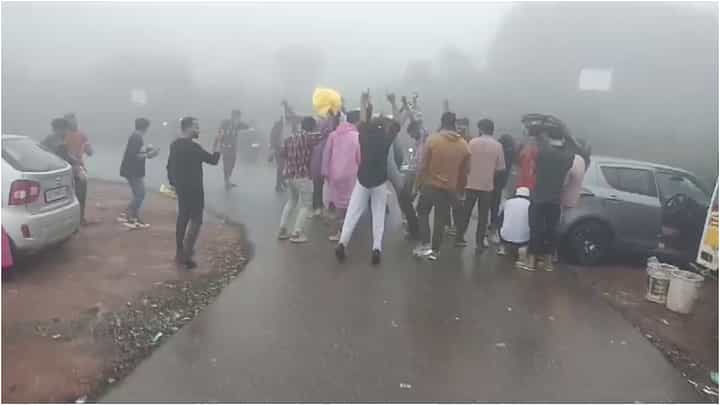 ದೇವರಮನೆ, ಚಾರ್ಮಾಡಿ ಘಾಟಿಯಲ್ಲಿ ರಸ್ತೆ ಮಧ್ಯೆ ವಾಹನ ನಿಲ್ಲಿಸಿ ಪ್ರವಾಸಿಗರ ಹುಚ್ಚಾಟ: ಸಂಚಾರಕ್ಕೆ ಸಮಸ್ಯೆ ದೇವರಮನೆ, ಚಾರ್ಮಾಡಿ ಘಾಟಿಯಲ್ಲಿ ರಸ್ತೆ ಮಧ್ಯೆ ವಾಹನ ನಿಲ್ಲಿಸಿ ಪ್ರವಾಸಿಗರ ಹುಚ್ಚಾಟ: ಸಂಚಾರಕ್ಕೆ ಸಮಸ್ಯೆ