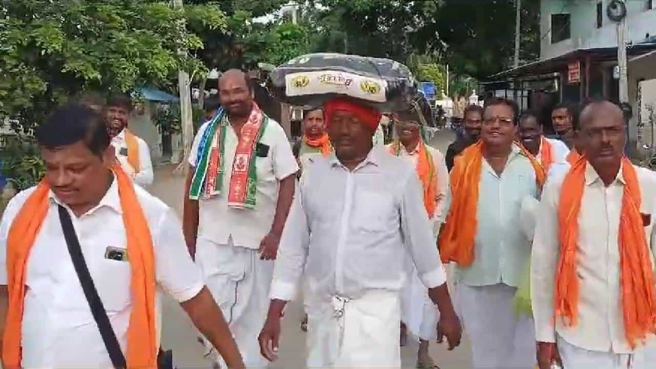 ಕೊಪ್ಪಳ: ಅಕ್ಕಿ ಮೂಟೆ ಹೊತ್ತು ಗಂಗಾವತಿಯಿಂದ ಮಂತ್ರಾಲಯದವರೆಗೆ ಭಕ್ತನ ಪಾದಯಾತ್ರೆ ಕೊಪ್ಪಳ: ಅಕ್ಕಿ ಮೂಟೆ ಹೊತ್ತು ಗಂಗಾವತಿಯಿಂದ ಮಂತ್ರಾಲಯದವರೆಗೆ ಭಕ್ತನ ಪಾದಯಾತ್ರೆ