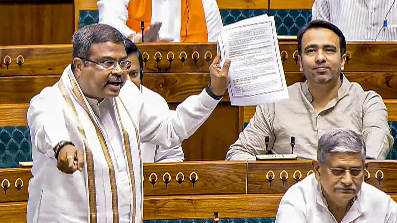 NEET ವಿವಾದ: ಕೇಂದ್ರ ವಿರುದ್ಧ ರಾಹುಲ್, ಅಖಿಲೇಶ್ ವಾಗ್ದಾಳಿಗೆ ಧರ್ಮೇಂದ್ರ ಪ್ರಧಾನ್ ತಿರುಗೇಟು NEET ವಿವಾದ: ಕೇಂದ್ರ ವಿರುದ್ಧ ರಾಹುಲ್, ಅಖಿಲೇಶ್ ವಾಗ್ದಾಳಿಗೆ ಧರ್ಮೇಂದ್ರ ಪ್ರಧಾನ್ ತಿರುಗೇಟು