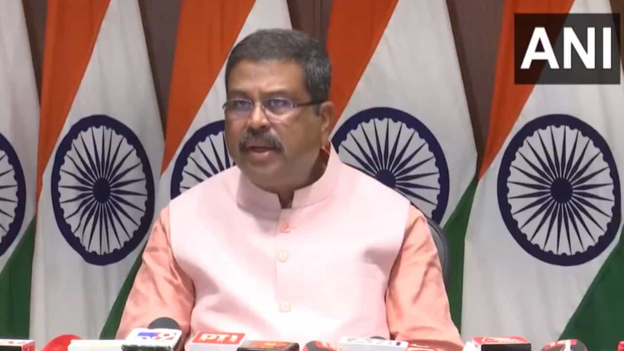 'ಸತ್ಯಮೇವ ಜಯತೇ', ಸತ್ಯಕ್ಕೆ ಗೆಲುವಾಗಿದೆ: ನೀಟ್ ಕುರಿತ ಸುಪ್ರೀಂ ನಿರ್ಧಾರ ಸ್ವಾಗತಿಸಿದ ಧರ್ಮೇಂದ್ರ ಪ್ರಧಾನ್ 'ಸತ್ಯಮೇವ ಜಯತೇ', ಸತ್ಯಕ್ಕೆ ಗೆಲುವಾಗಿದೆ: ನೀಟ್ ಕುರಿತ ಸುಪ್ರೀಂ ನಿರ್ಧಾರ ಸ್ವಾಗತಿಸಿದ ಧರ್ಮೇಂದ್ರ ಪ್ರಧಾನ್