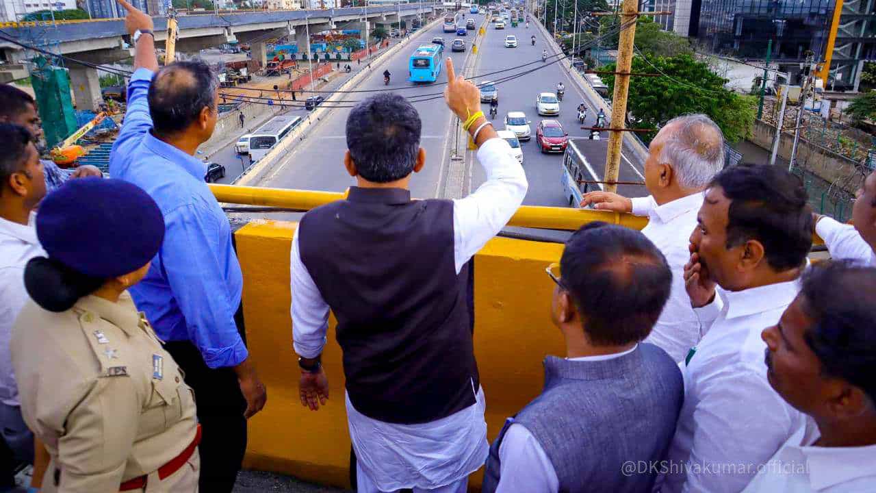 ದಕ್ಷಿಣ ಭಾರತದ ಅತಿ ಎತ್ತರದ ರೋಡ್-ಕಮ್-ರೈಲು ಮೇಲ್ಸೇತುವೆ ಲೋಕಾರ್ಪಣೆಗೊಂಡಿದೆ. ಡಿಸಿಎಂ ಡಿಕೆ ಶಿವಕುಮಾರ್ ಇಂದು (ಜುಲೈ 17) ಬೆಂಗಳೂರಿನ ರಾಗಿಗುಡ್ಡ ಮೆಟ್ರೋ ಸ್ಟೇಷನ್ ಬಳಿ ಡಬಲ್ ಡೆಕ್ಕರ್ ಫ್ಲೈಓವರ್ ಪ್ರಾಯೋಗಿಕ ಸಂಚಾರಕ್ಕೆ ಚಾಲನೆ ನೀಡಿದರು.